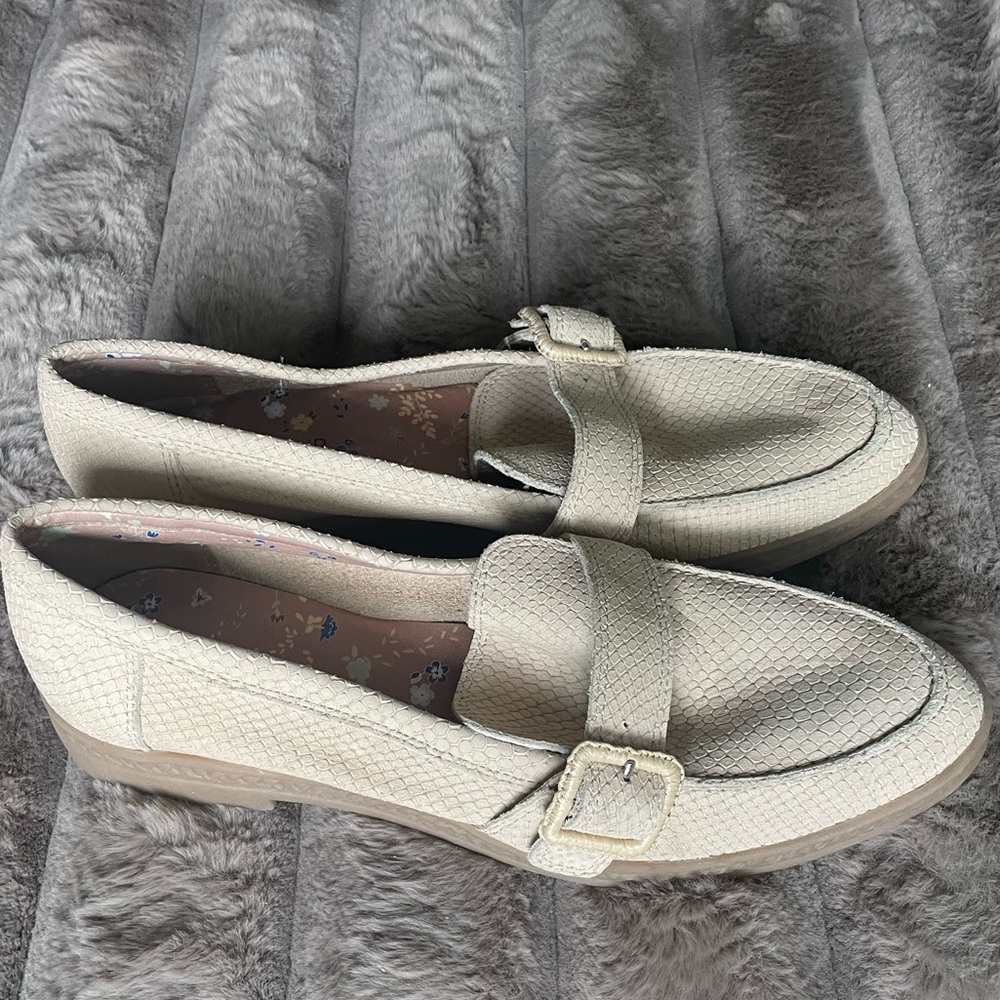 Lucky Brand beige leather snakeprint loafers